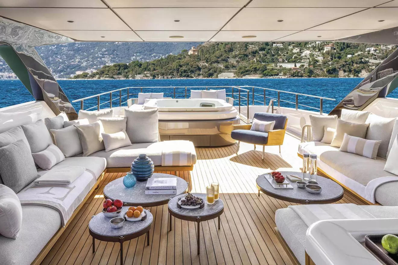 custom-line-140-flybridge-deck-00.jpg