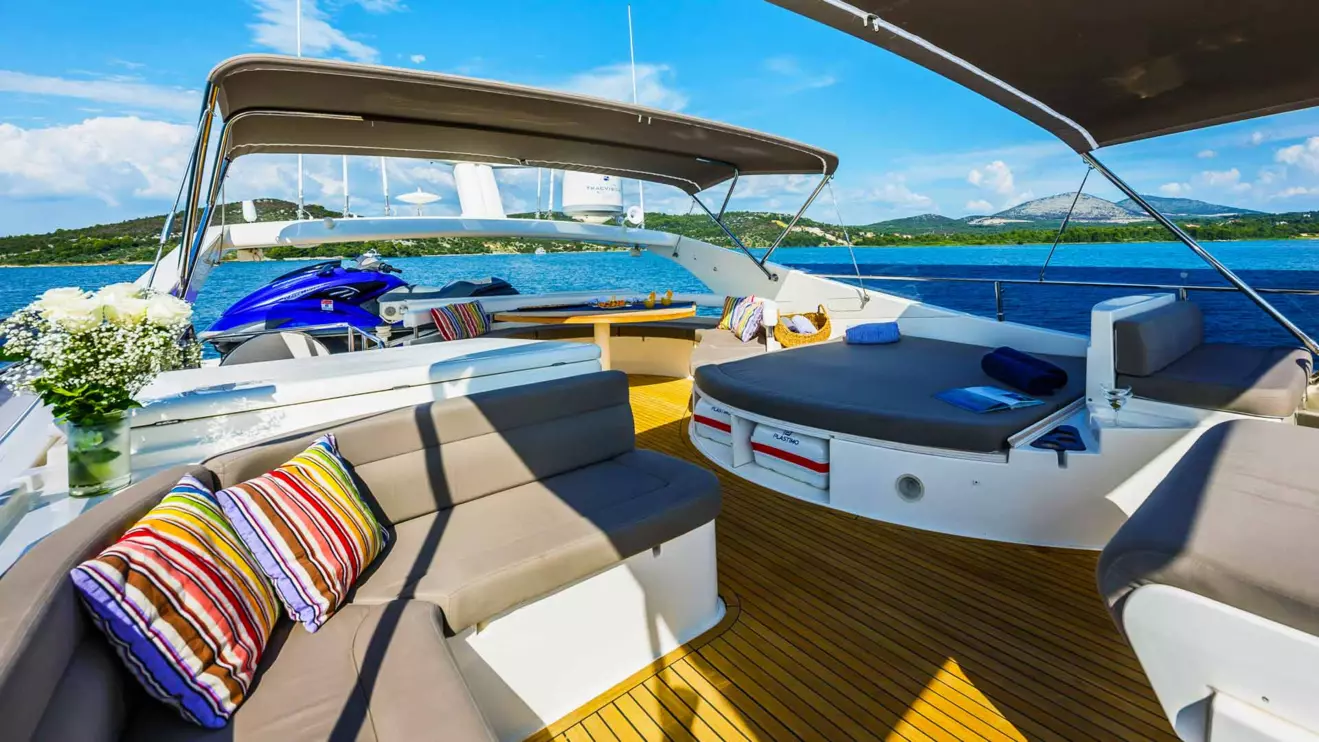 Luxury yacht Ferretti 760 Quo Vadis I flybridge view