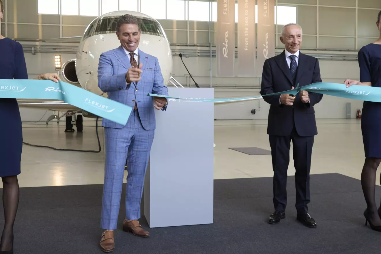 Ribbon Cutting CEO Ferretti Group Avv. Galassi e CEO Flexjet Ken Ricci.jpg
