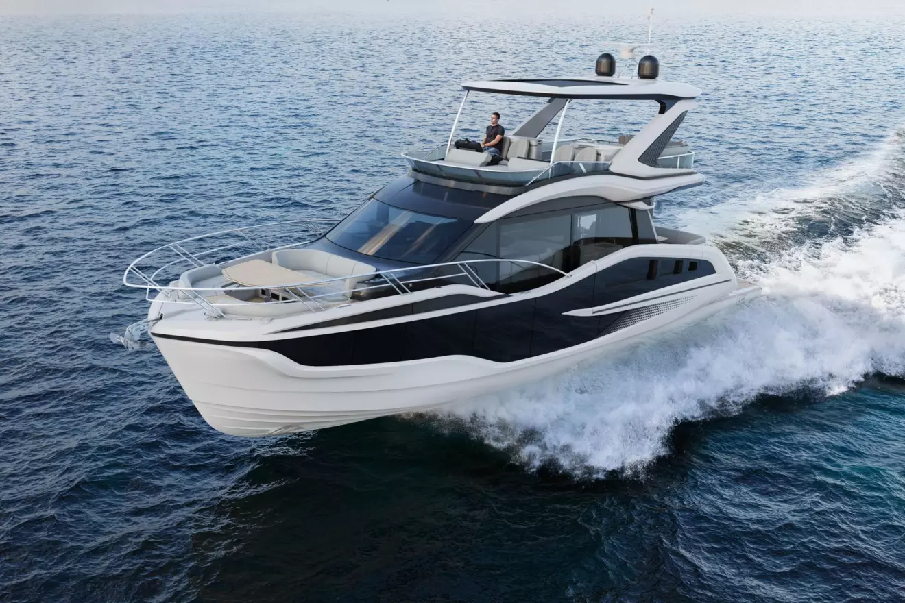 Galeon 520 Fly - front view cruising.jpg