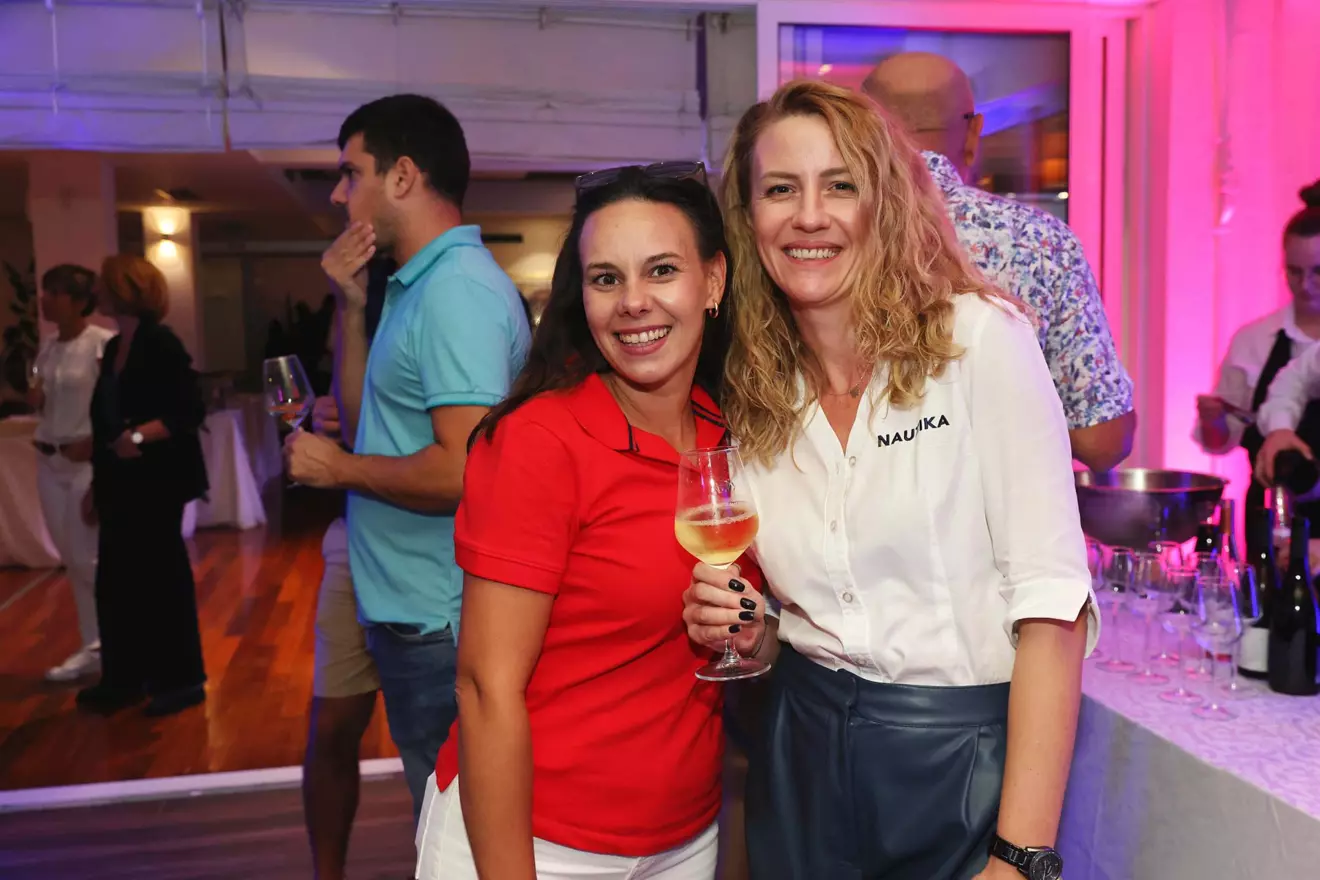 27-aftershow-party-guests.jpg
