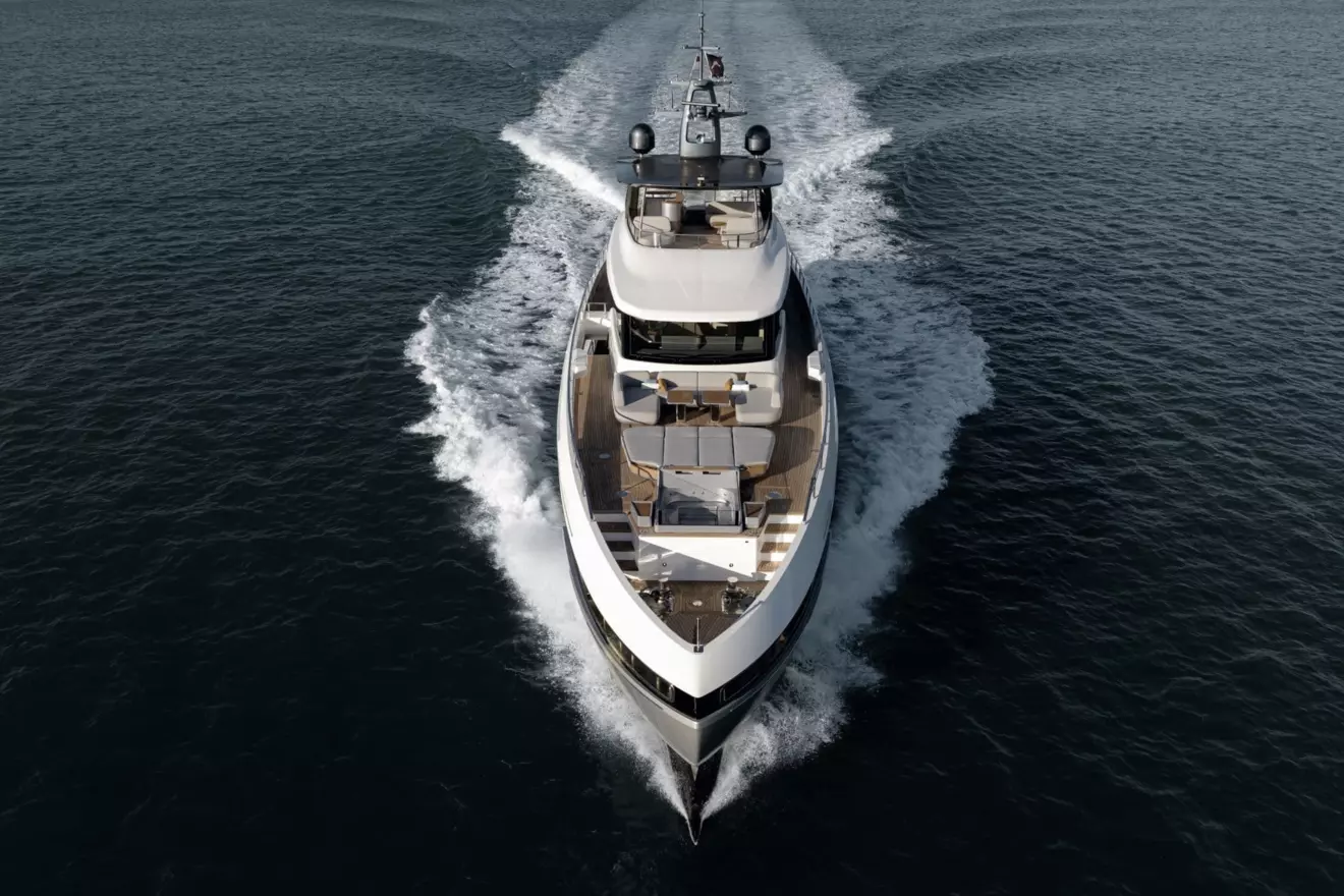 Azimut Grande 36M, 118 foot superyacht running