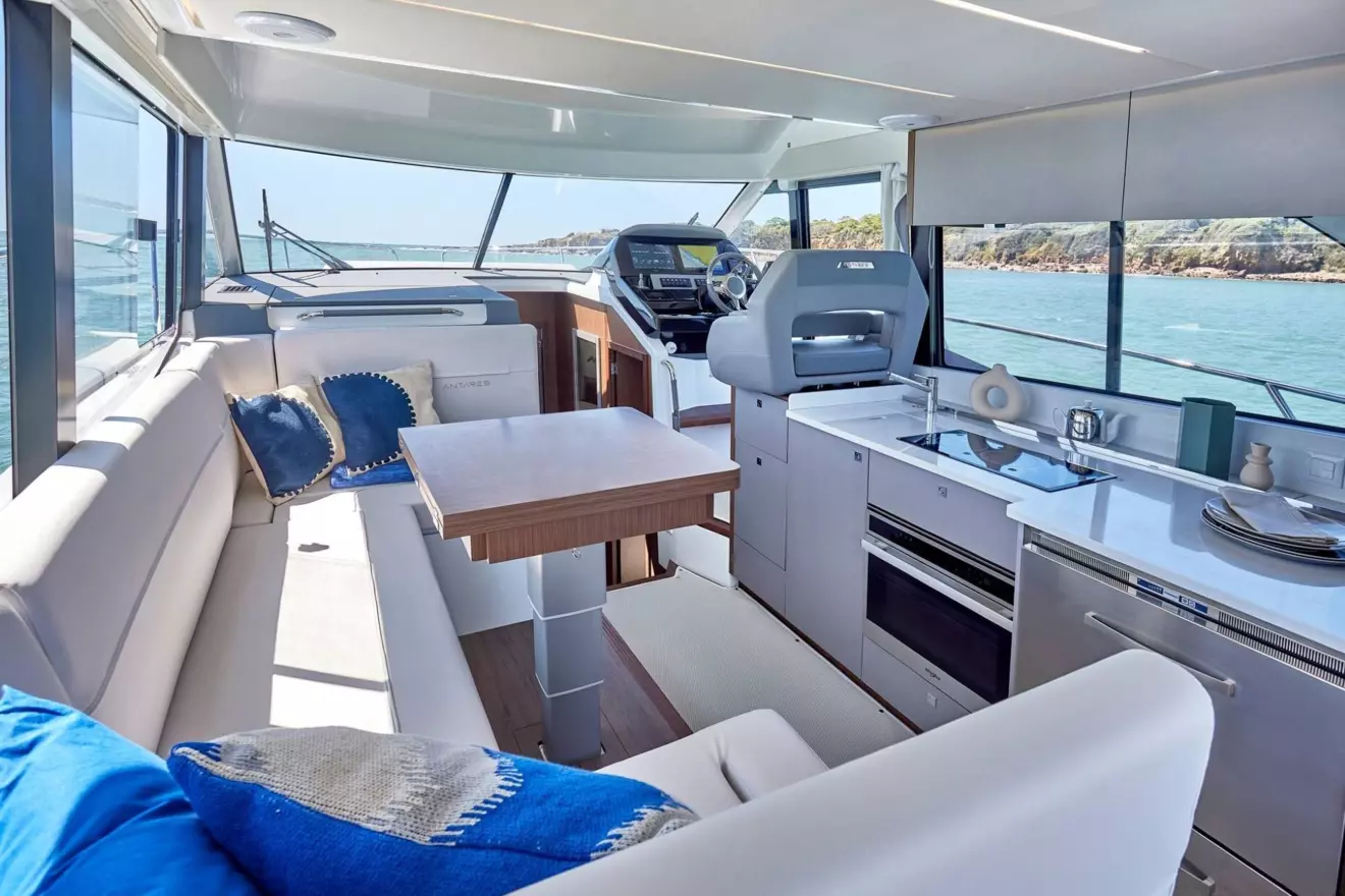 Beneteau Antares 12 salon