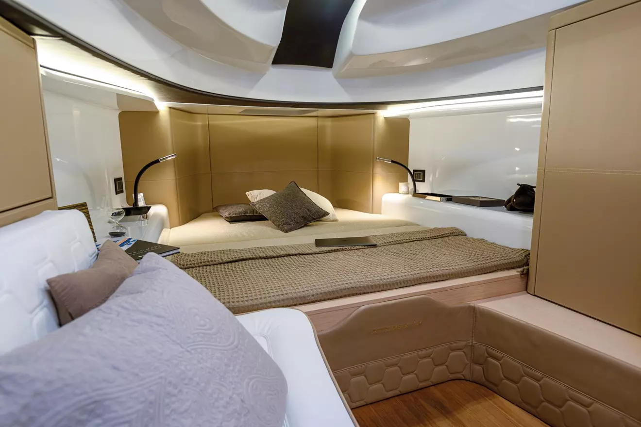 Sacs-Strider-15-cabin-interior-01.jpg
