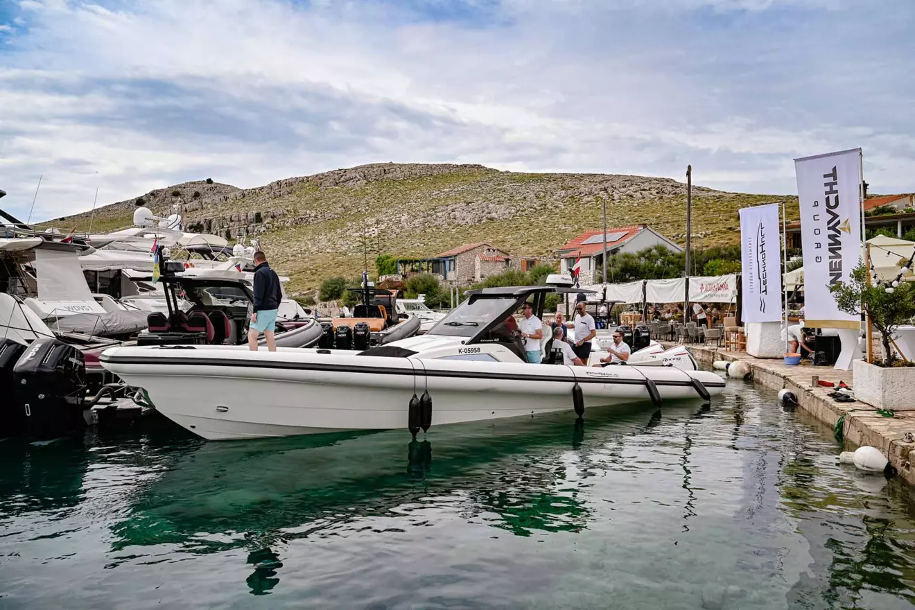 Technohull event menn yacht