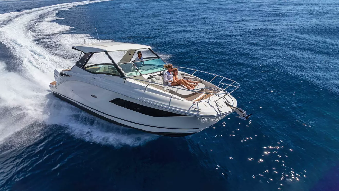 Sea-Ray-Sundancer-320-cruising-00.jpg