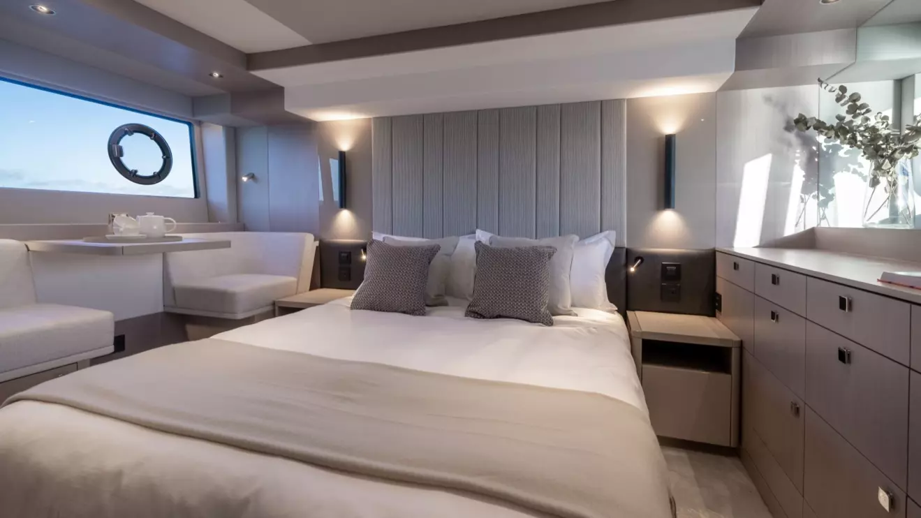 Sunseeker Manhattan 56 master cabin