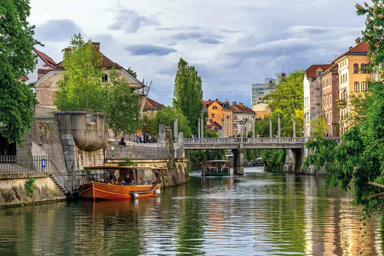 ljubljanja-river-bridge-00.jpg