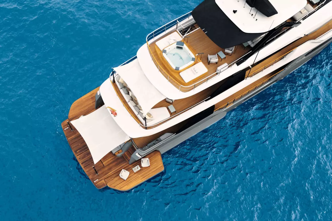 Custom Line Navetta 38 aft deck