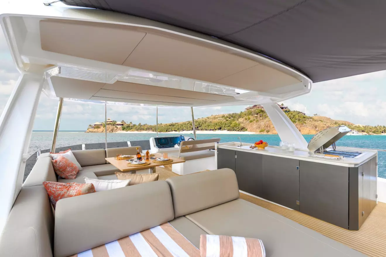 Leopard 53 PC - flybridge.jpg