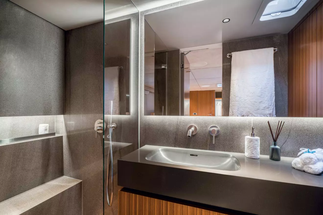 sunreef-70-anima-bathroom-00.jpg