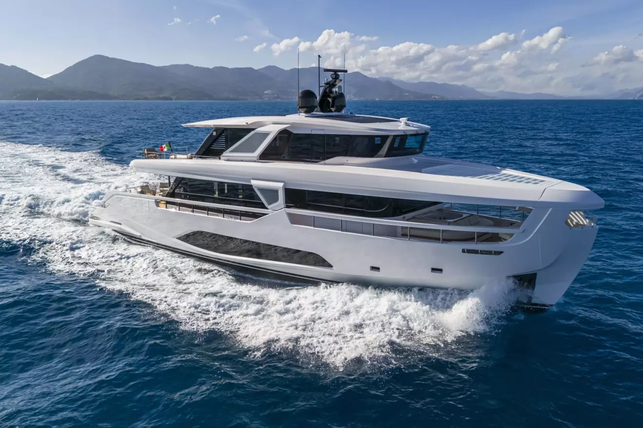 FerrettiYachts INFYNITO90 - front view cruising.jpg
