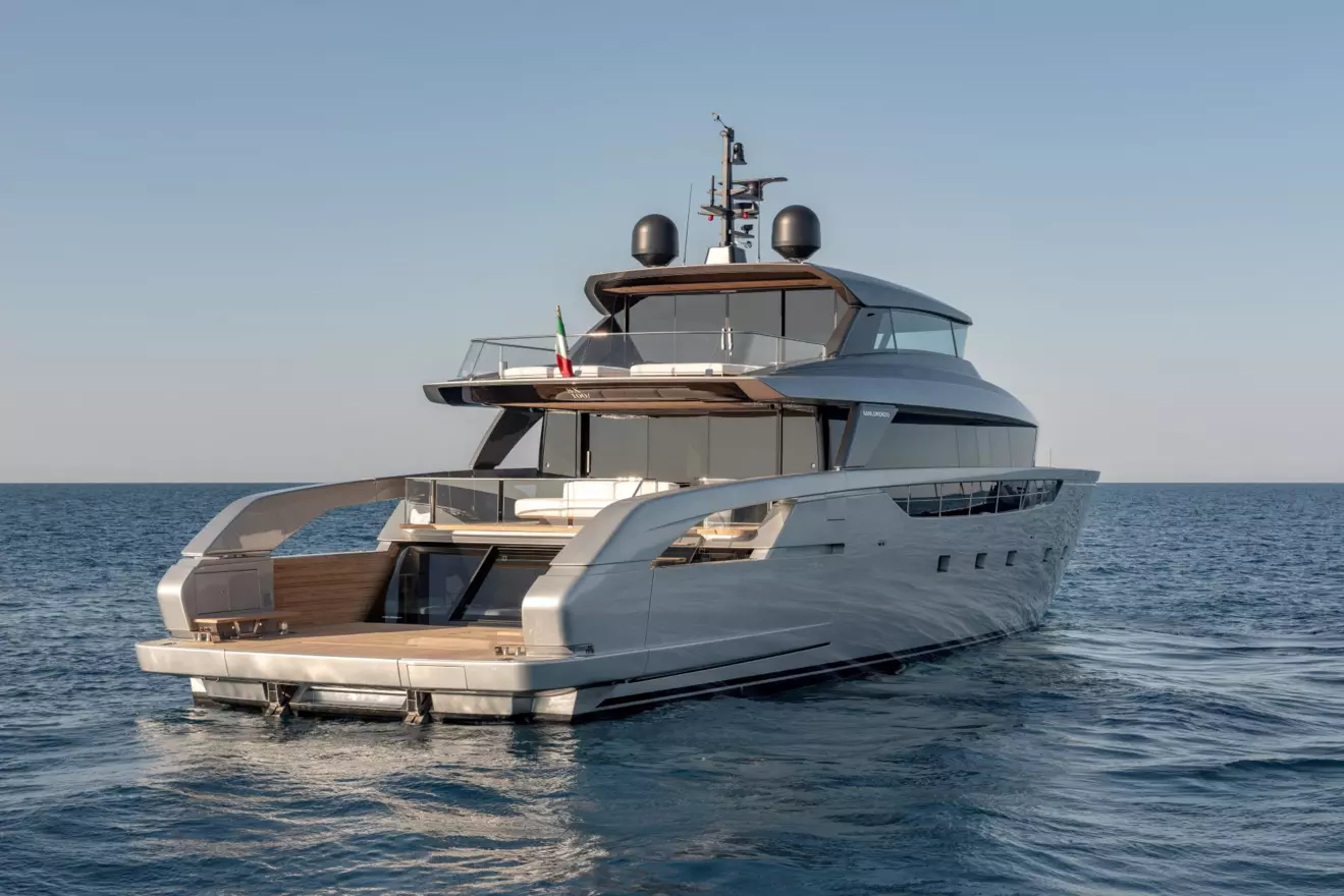 Crossover yacht sanlorenzo sx100 back view