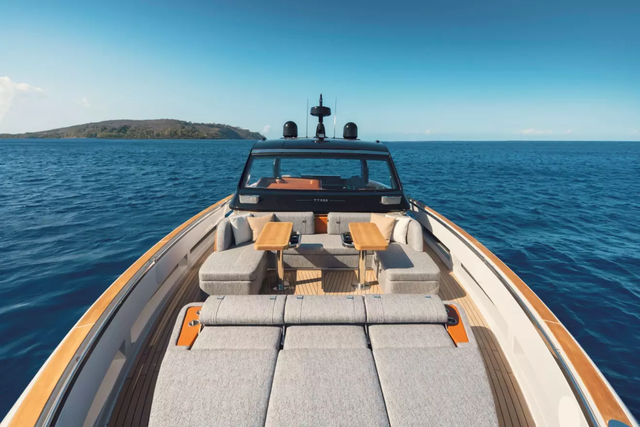 Invictus TT550 bow lounge