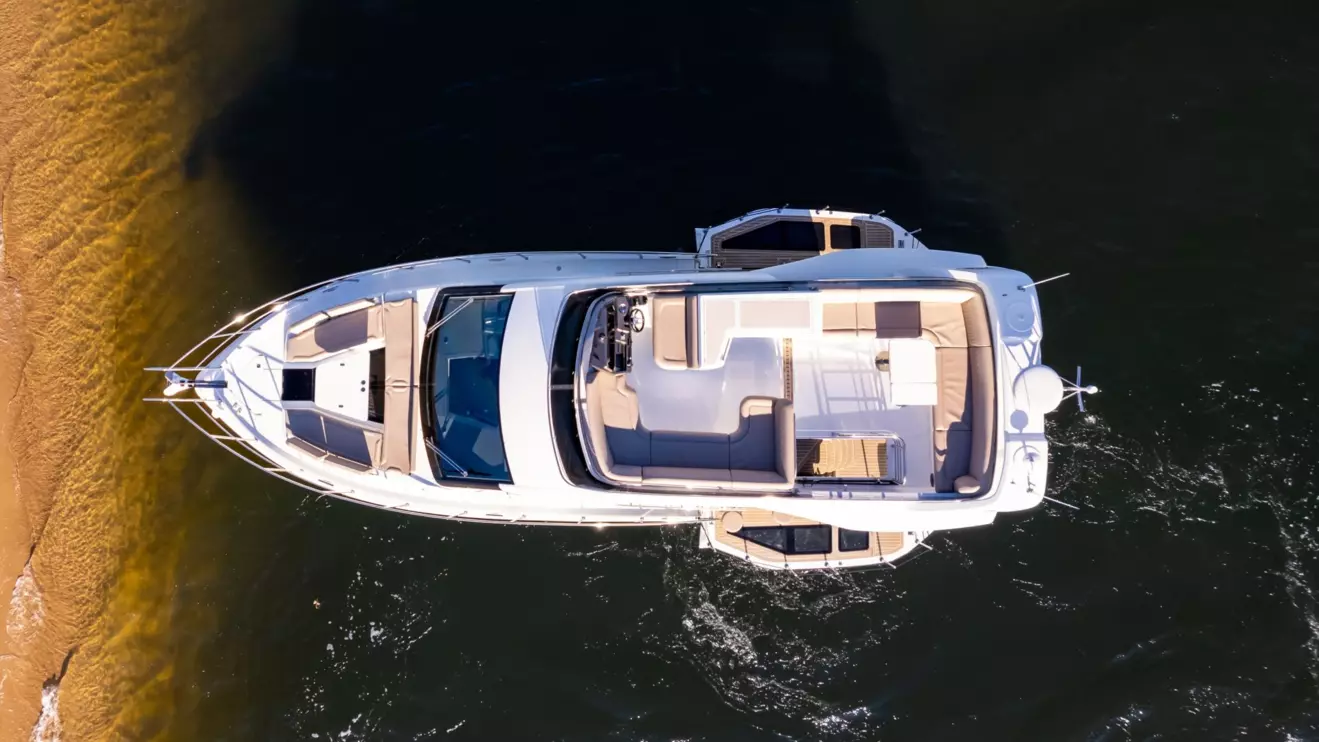 Galeon 480 Fly with deployed folding side bulwarks creating an expansive open-air terrace