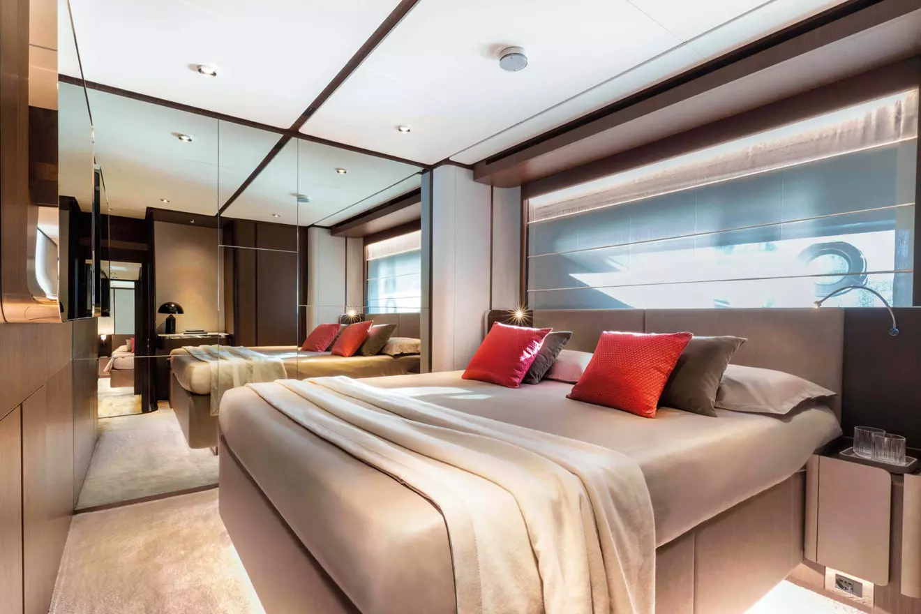 Ferretti-Yachts-860-cabin-00.jpg