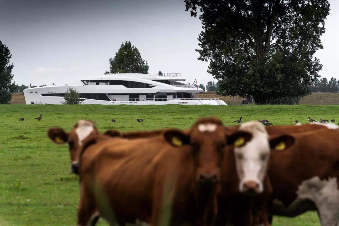 Heesen-Santosha-transport.jpg