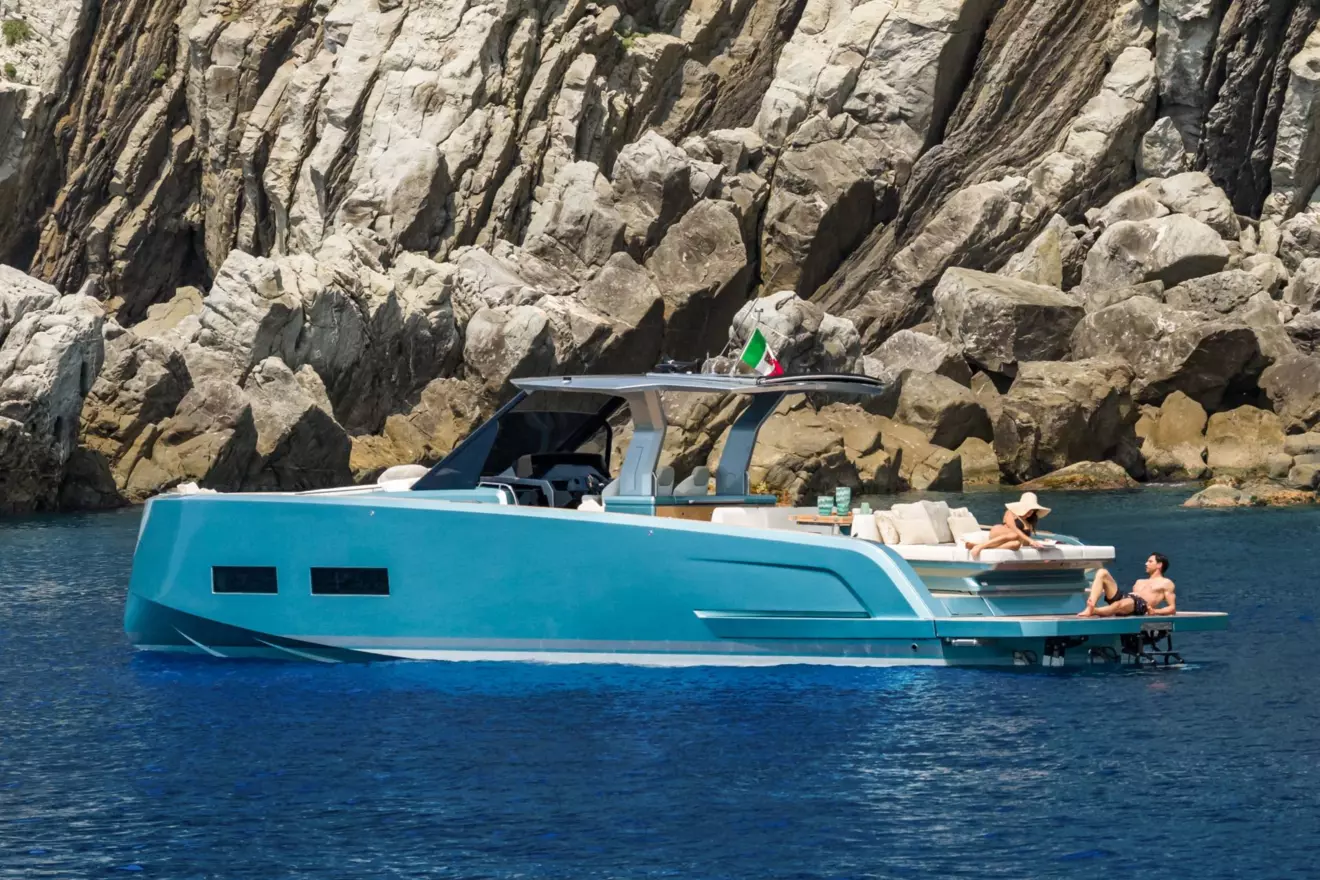 Aft sunpad and integrated spoiler design on Pardo 43