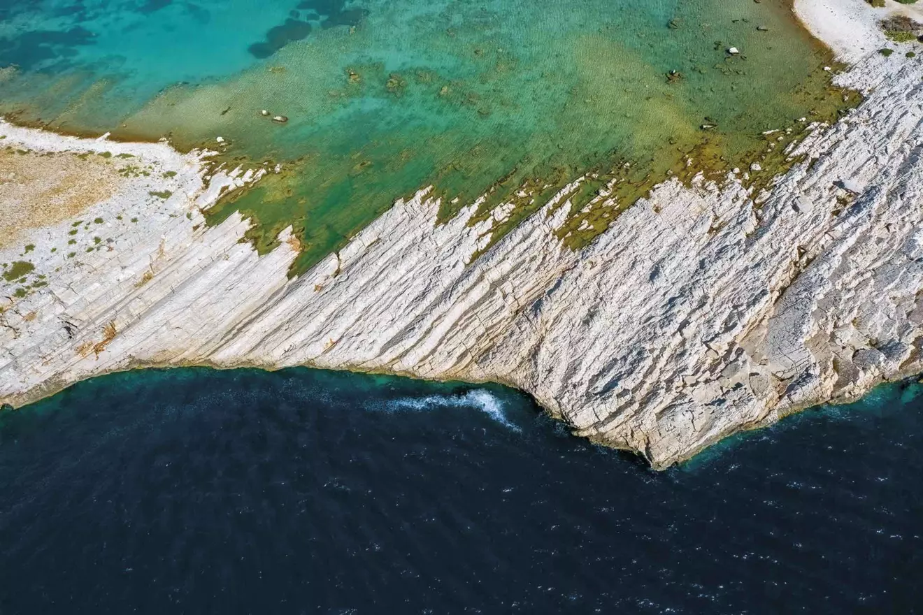 cruising-kornati-cliffs-01.jpg