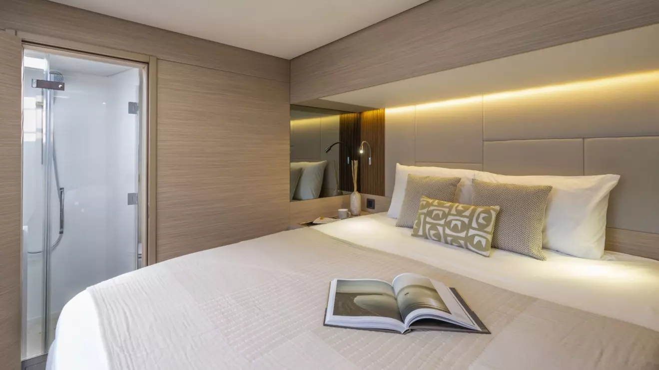 Catamaran Lagoon 60 VIP cabin