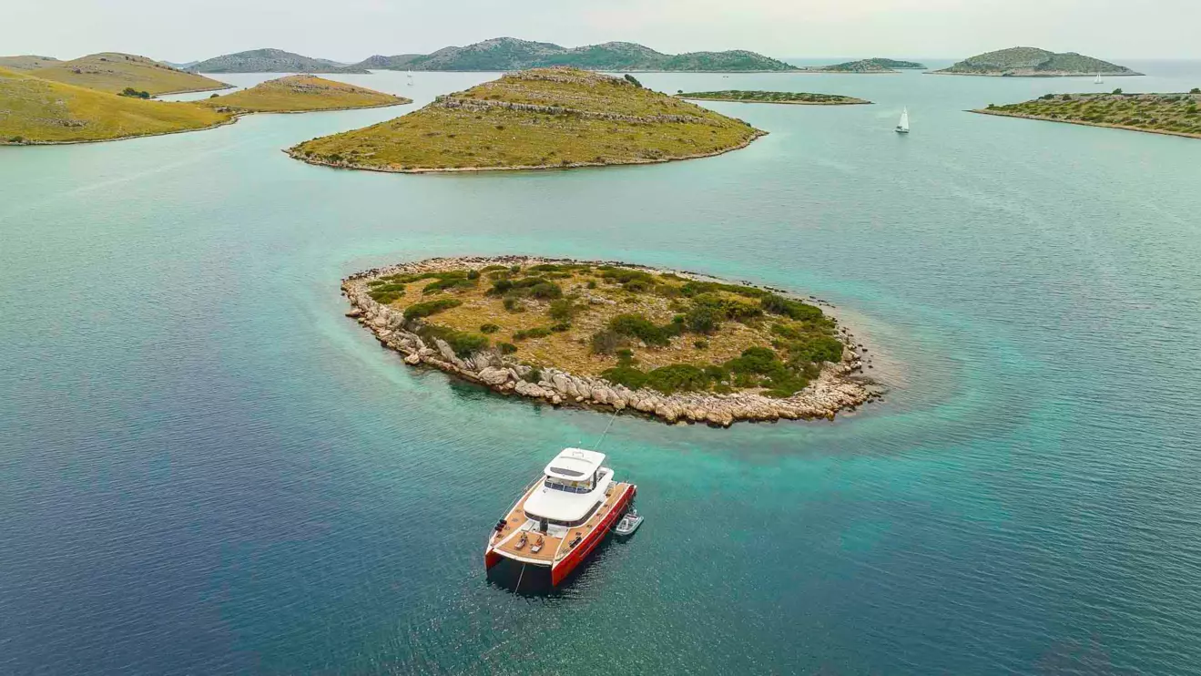 02-Lagoon-Sixty-7-anchored-in-Kornati-archipelago _ _.JPG