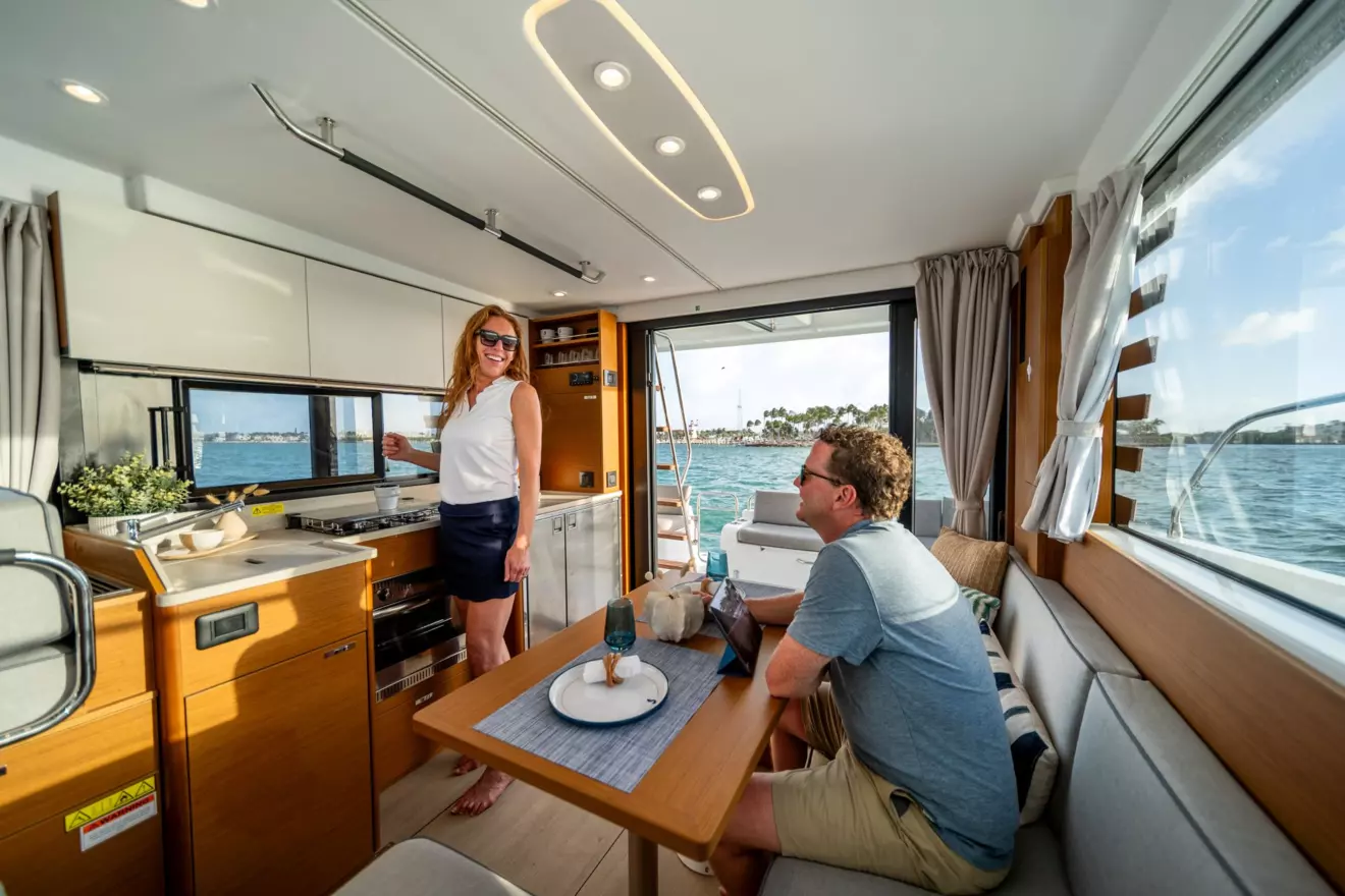 Swift Trawler 37 Fly salon