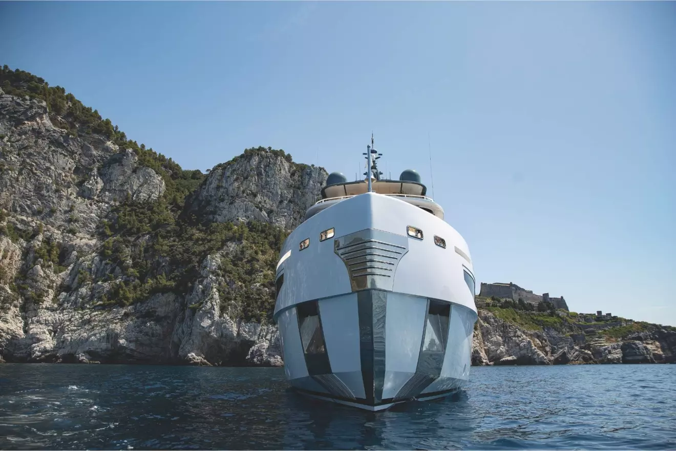 benetti-b.yond-37m-exterior-02.jpg