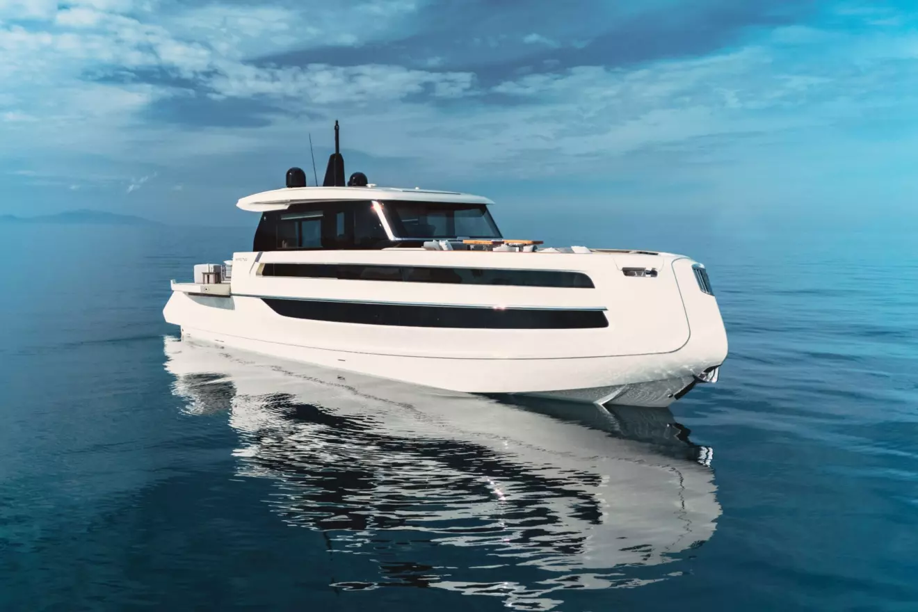 Invictus ST550 luxury yacht, sleek exterior design, semi-reversed bow, at sea.