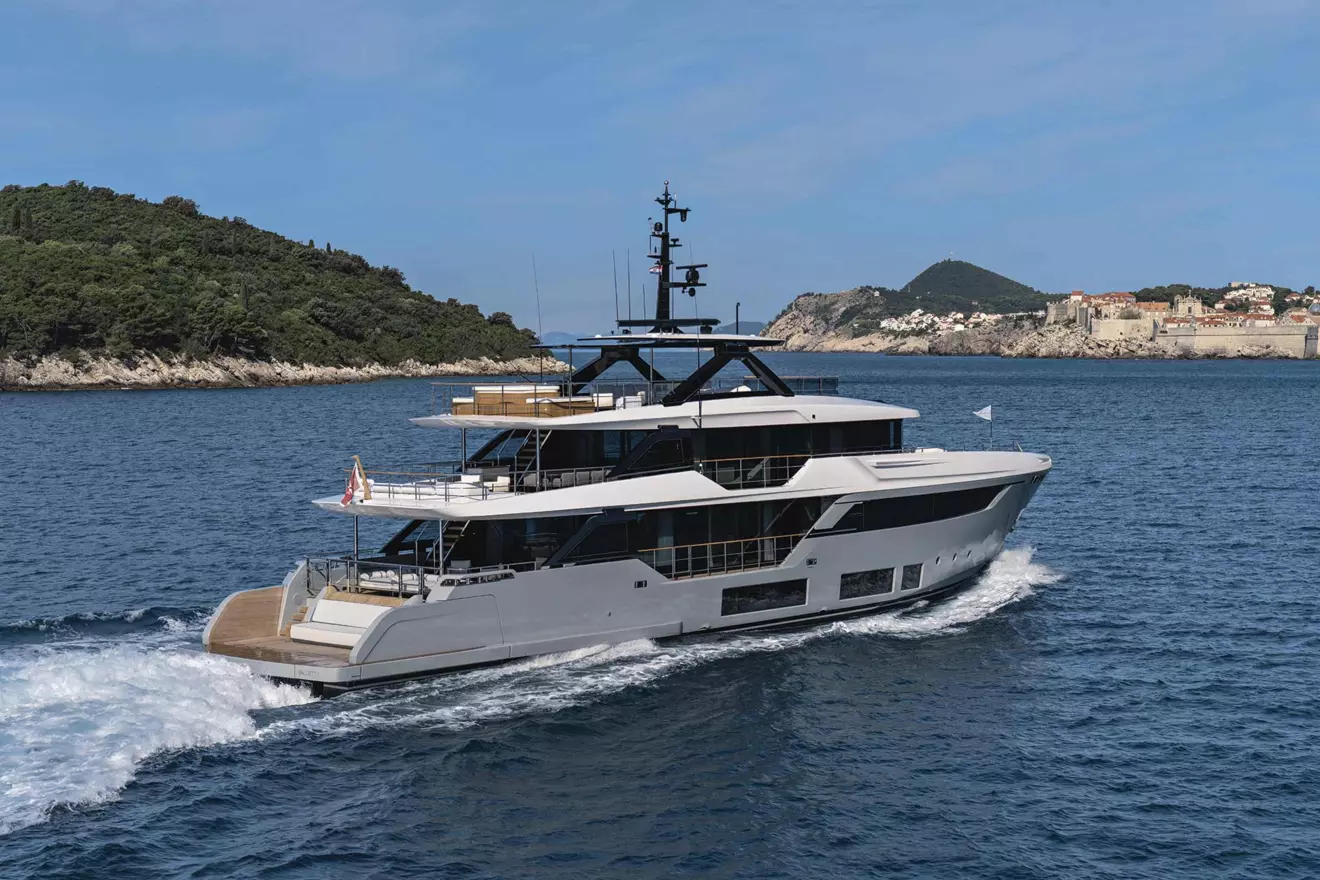 Custom Line Navetta 38 cruising