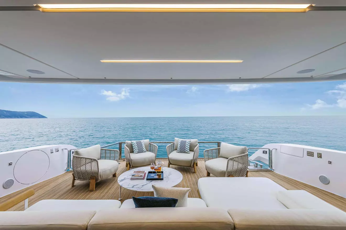 Ferretti Infynito 90 lounge area
