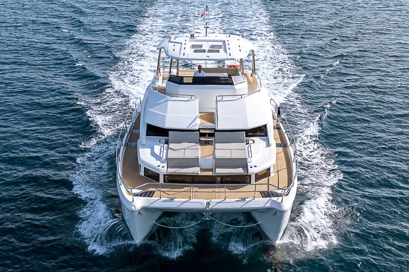 Aquila-54-cruising-01.jpg