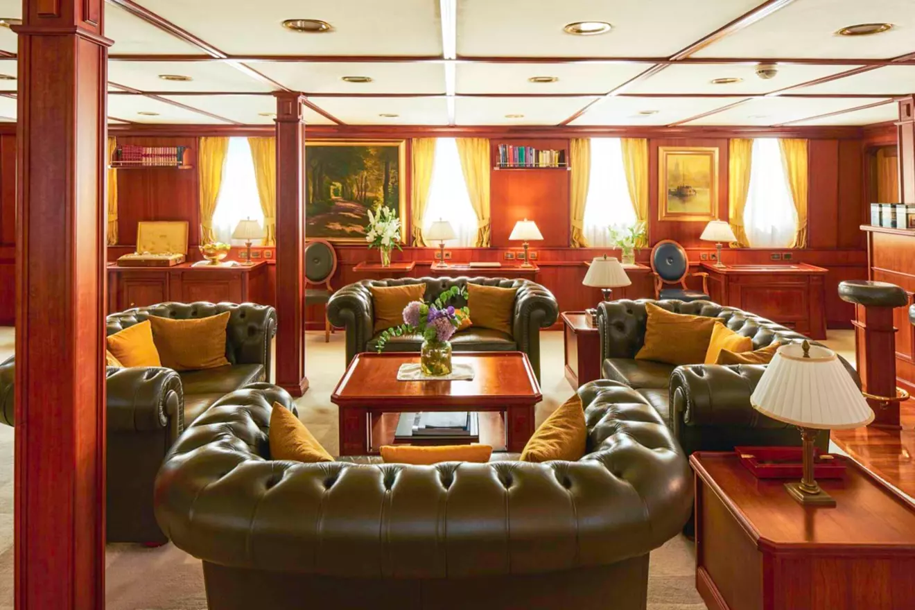 15-Seagull-II-saloon_-_.jpg