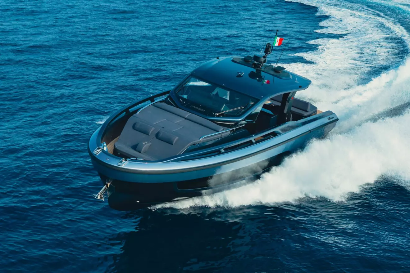 Front view of the SACS Hyper 5S cruising at speed with a sharp bow cutting through the water