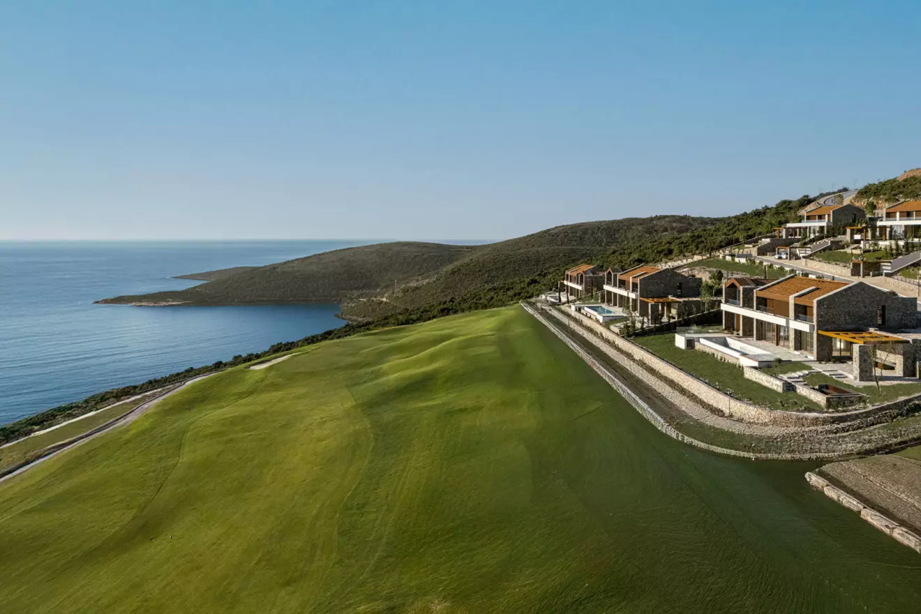 The-Peaks-Golf-Villa-lustica-bay-03.jpg