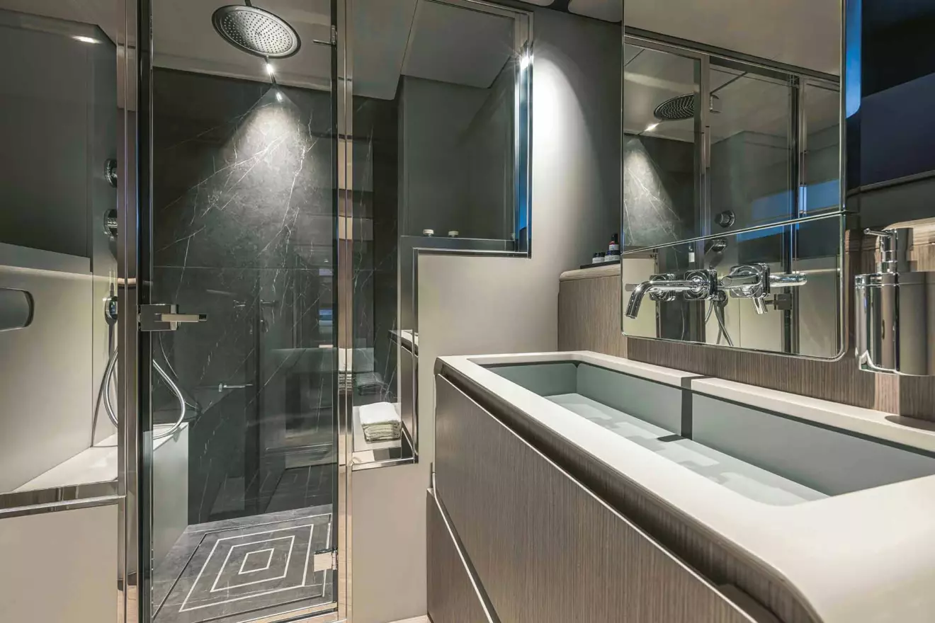 ferretti-infynito-90-bathroom.jpg