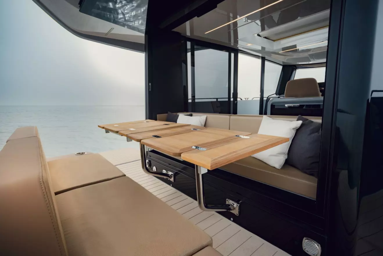 MARCOPOLO MP12 - aft sofa.jpg