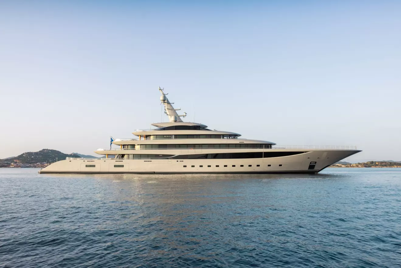 Superyacht L&uuml;rssen Nixie side view