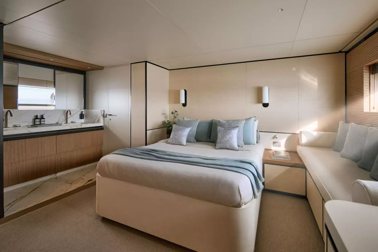Azimut Seadeck 9 - master cabin.jpg