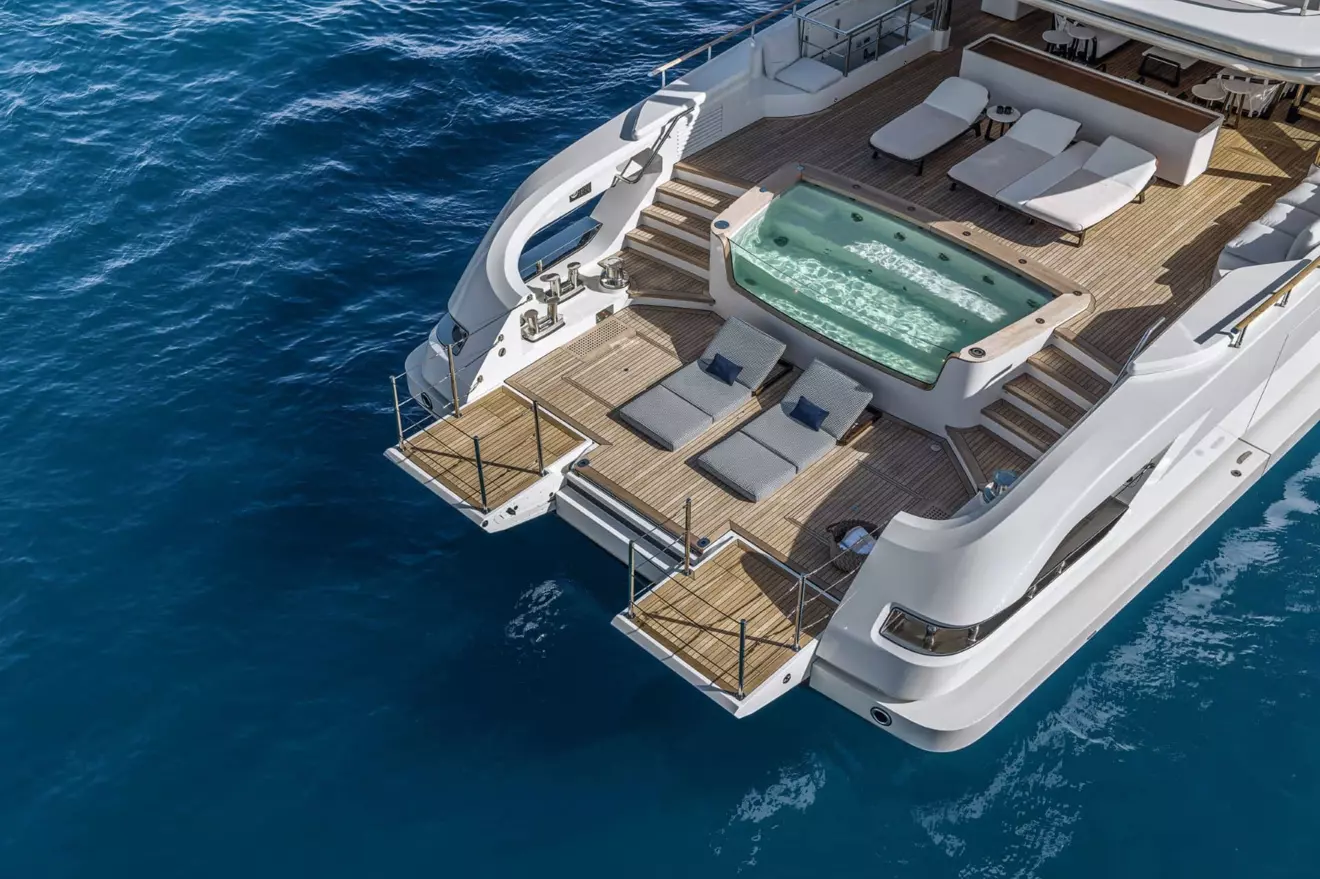 Custom Line Navetta 50 beach platform
