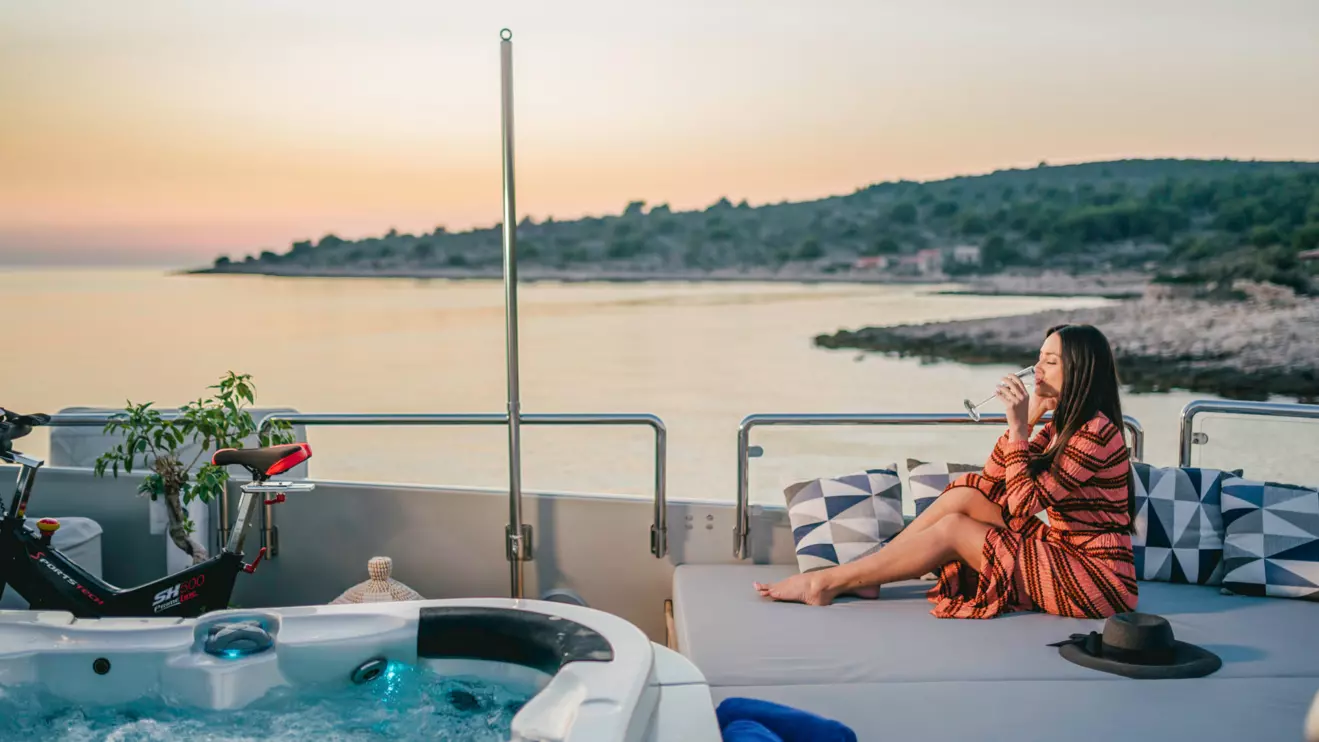 ONE BLUE flybridge lifestyle moments