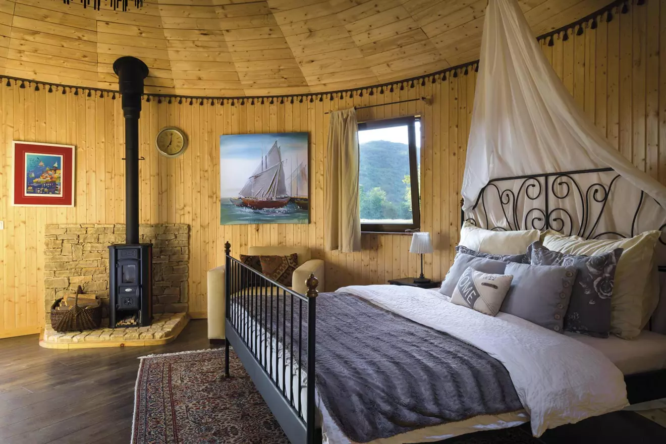 linden-tree-2017-bedroom-00.jpg