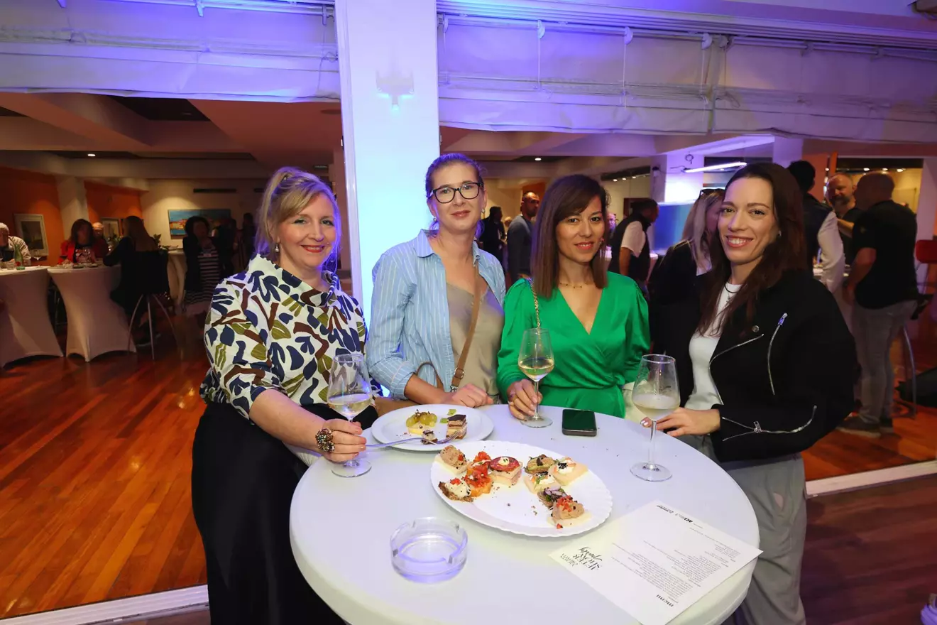 25-aftershow-party-guests.jpg
