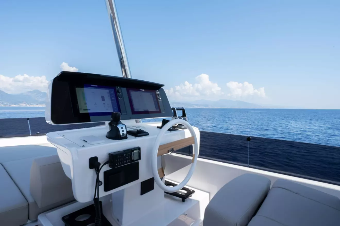 Ferretti-Yachts-670-external-helm-station.jpg