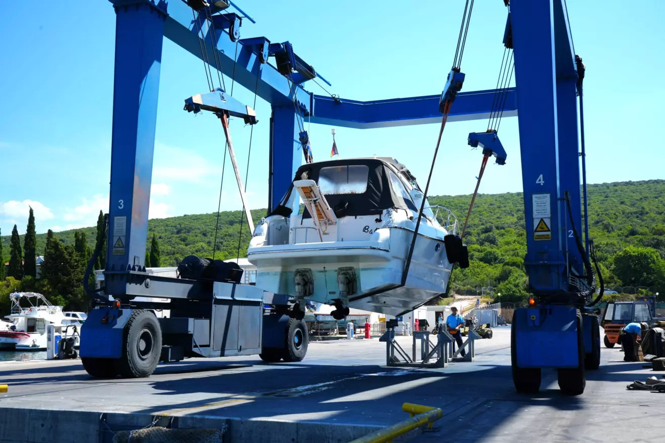 Marina Punat - lift in marina.JPG