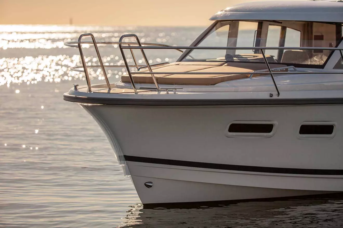 nimbus-305-coupe-bow-00.jpg