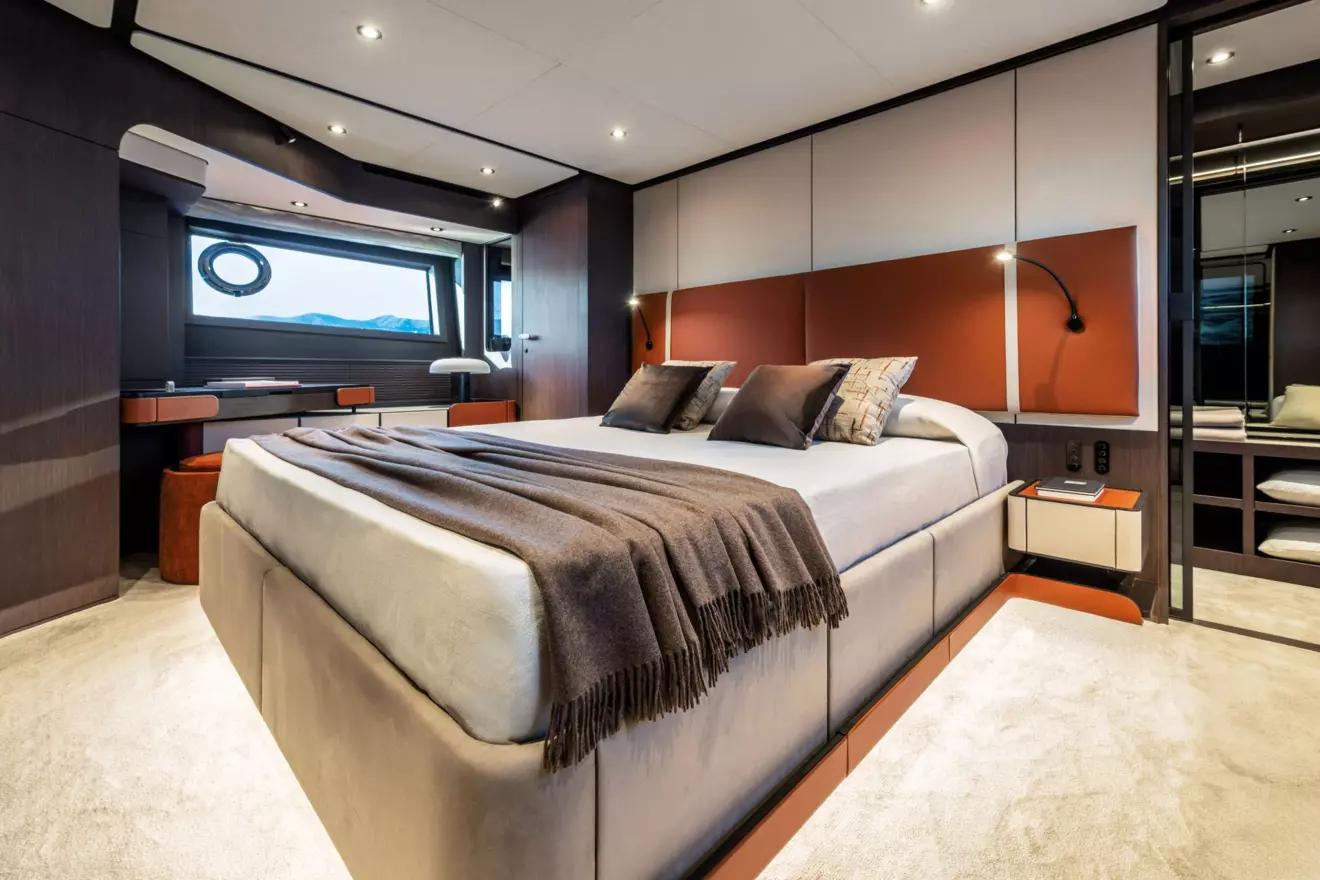 Ferretti Yachts 800 full-beam master cabin