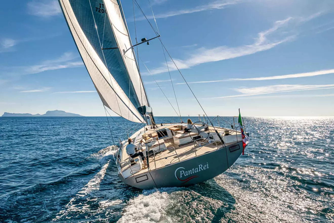 grand-soleil-72-back-view-sailing-00.jpg