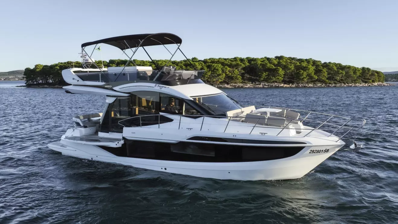 Profile view of the Galeon 480 Fly