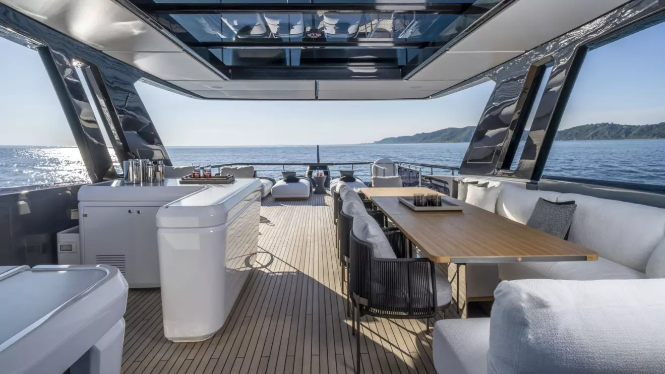 Ferretti Yachts 940-flybridge.jpg