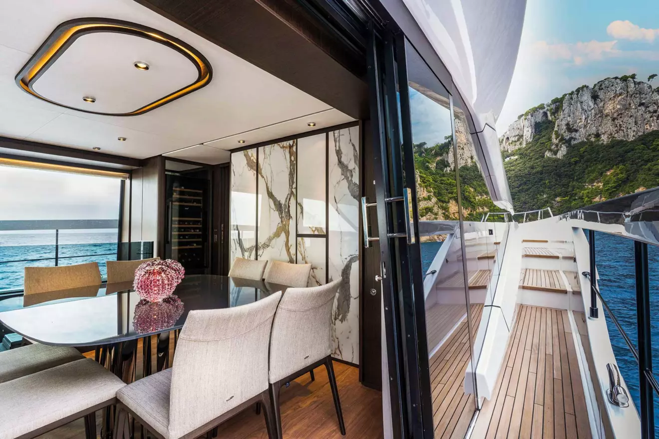 Ferretti-Yachts-860-dining-table-00.jpg